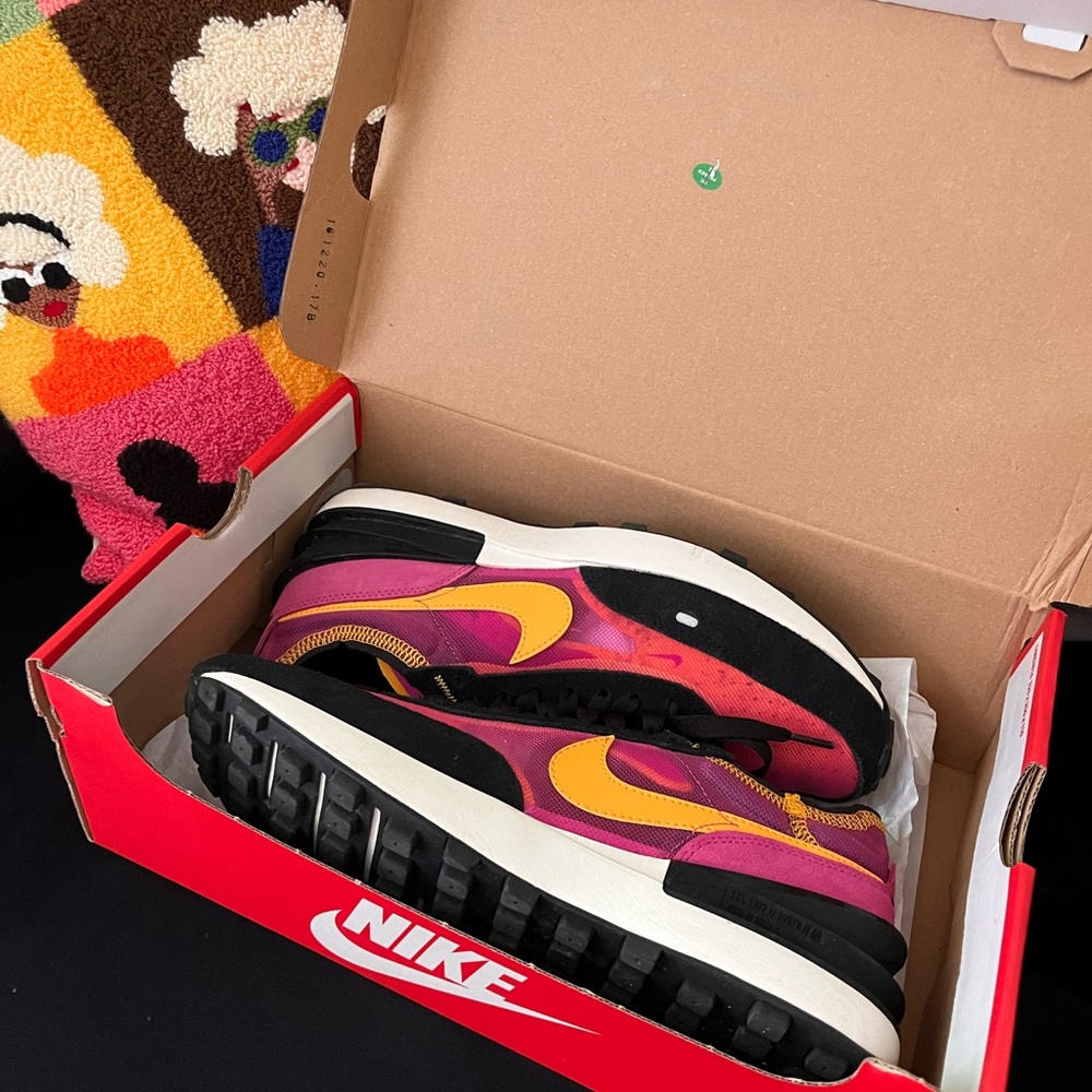 Nike Waffle women’s size 9 fuchsia, university yellow & black